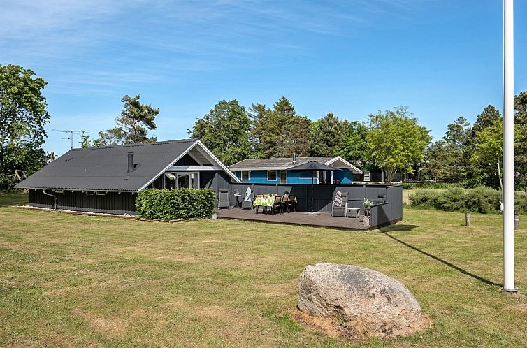 Vakantiehuis "Benthe" - 200m from the sea