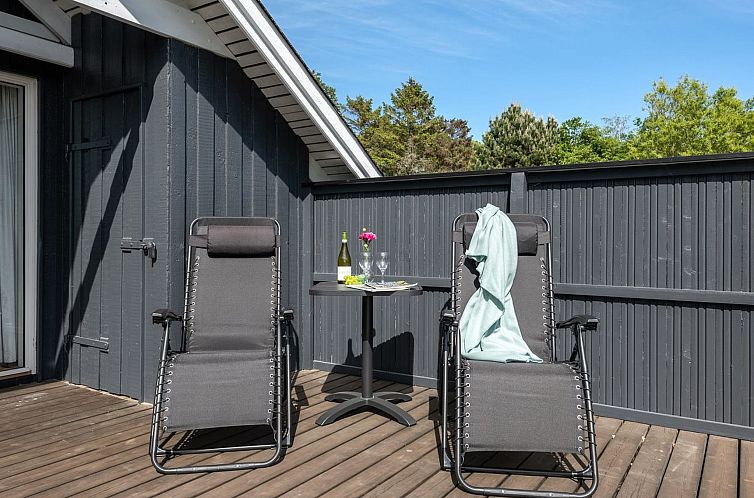 Vakantiehuis "Benthe" - 200m from the sea