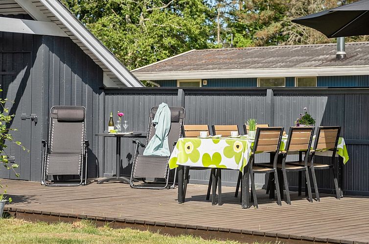 Vakantiehuis "Benthe" - 200m from the sea