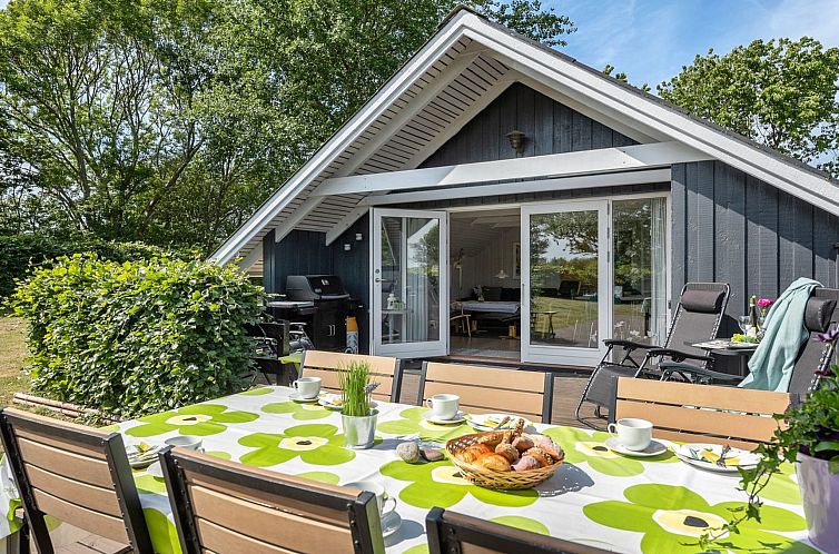 Vakantiehuis "Benthe" - 200m from the sea