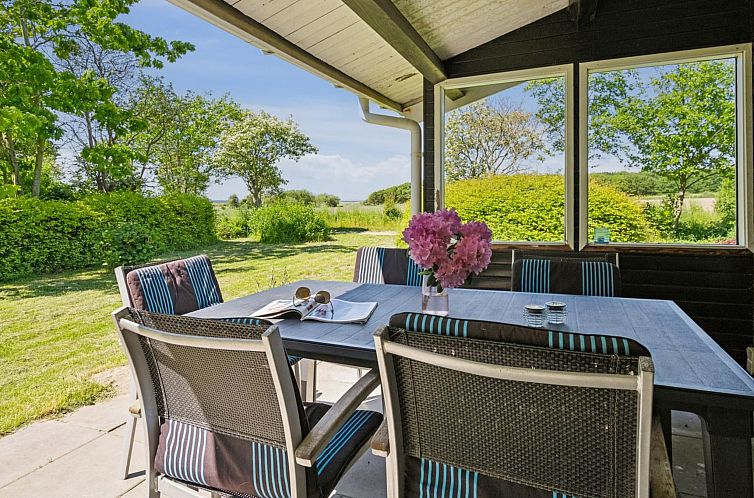 Vakantiehuis "Benthe" - 200m from the sea