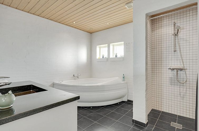 Vakantiehuis "Elvin" - 2.7km from the sea