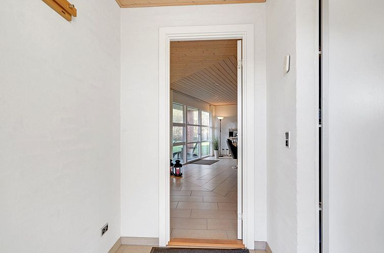 Vakantiehuis "Elvin" - 2.7km from the sea