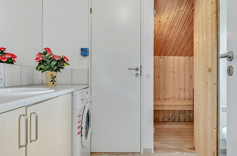 Vakantiehuis "Emly" - 1.1km from the sea