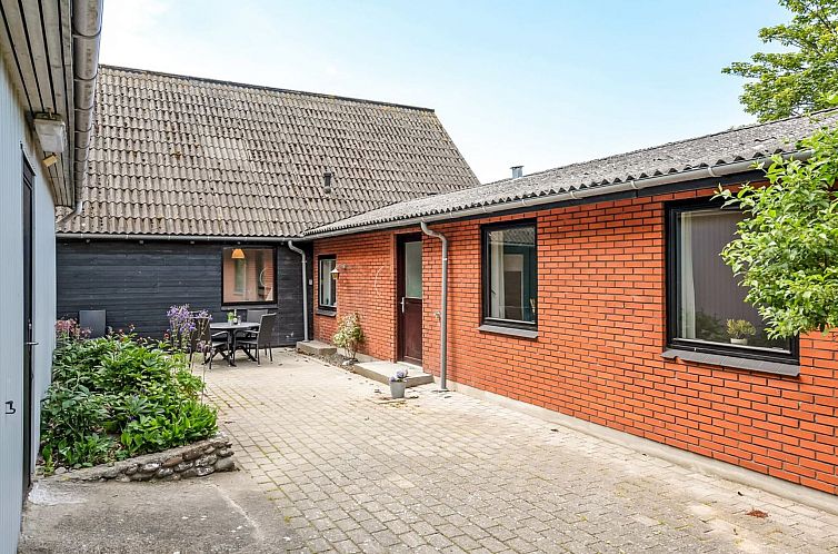 Vakantiehuis "Emin" - 100m from the sea