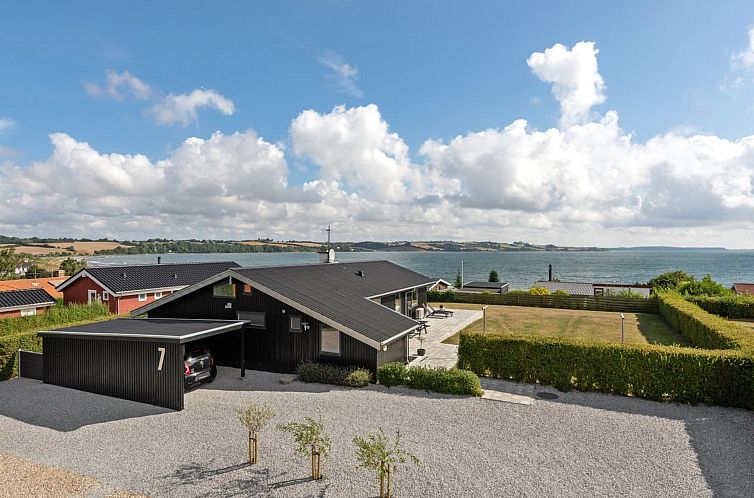 Vakantiehuis "Beowulf" - 200m from the sea