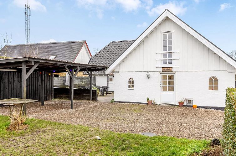 Vakantiehuis "Yorik" - 1.6km from the sea