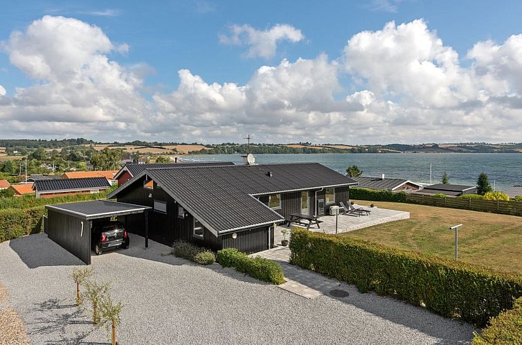 Vakantiehuis "Beowulf" - 200m from the sea