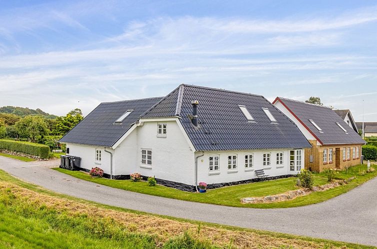 Vakantiehuis "Yorik" - 1.6km from the sea