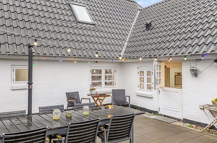 Vakantiehuis "Yorik" - 1.6km from the sea