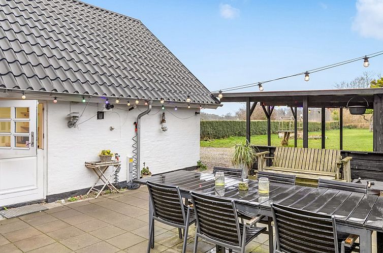 Vakantiehuis "Yorik" - 1.6km from the sea