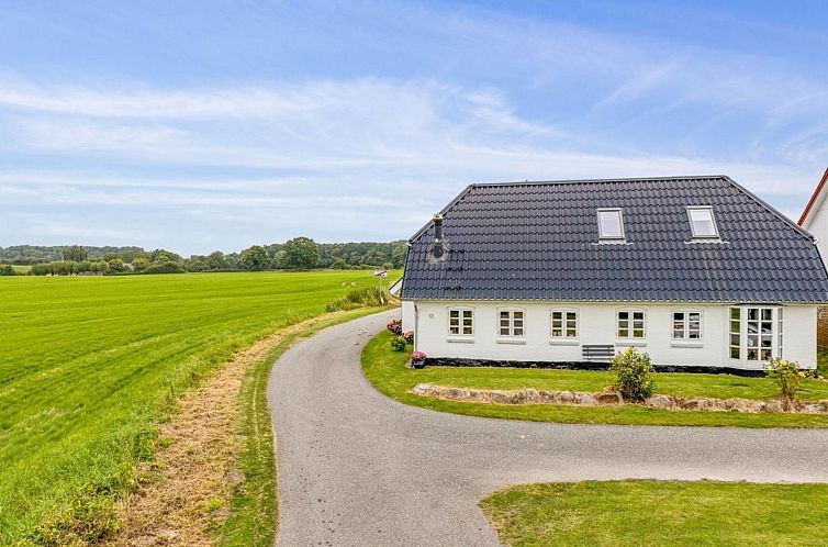 Vakantiehuis "Yorik" - 1.6km from the sea