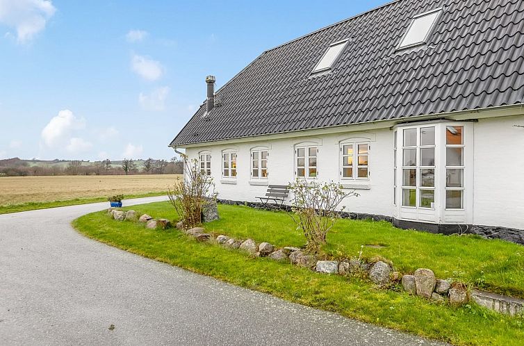 Vakantiehuis "Yorik" - 1.6km from the sea