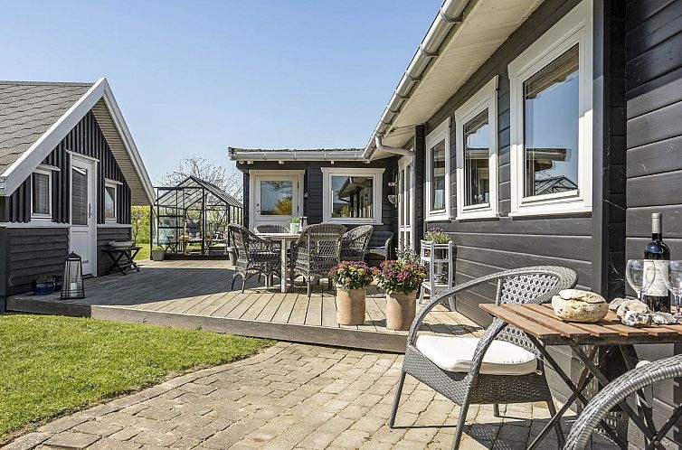 Vakantiehuis "Ylvie" - 150m from the sea