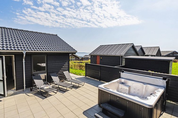 Vakantiehuis "Helina" - 180m from the sea