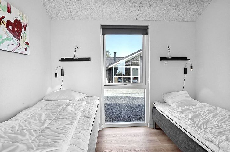 Vakantiehuis "Helina" - 180m from the sea