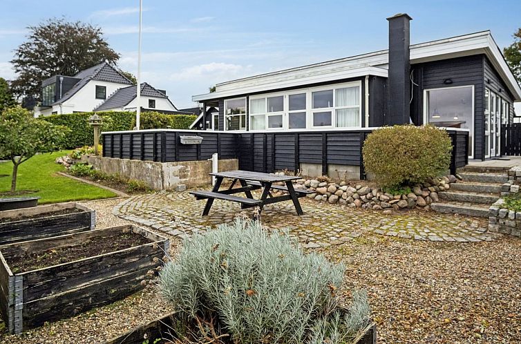 Vakantiehuis "Yngvy" - 500m from the sea