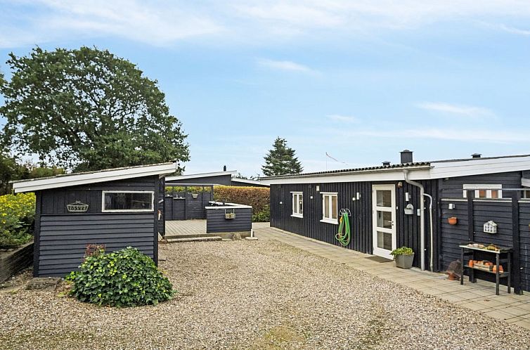 Vakantiehuis "Yngvy" - 500m from the sea