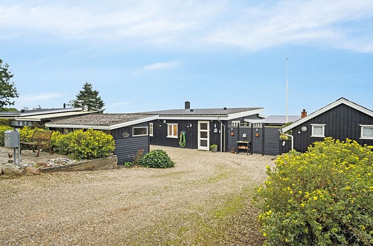 Vakantiehuis "Yngvy" - 500m from the sea