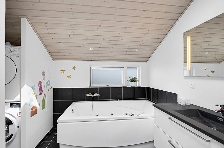 Vakantiehuis "Delko" - 650m from the sea