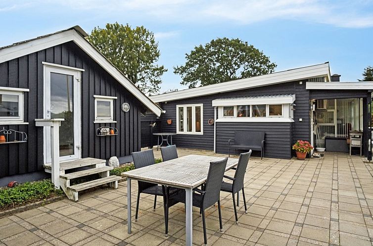 Vakantiehuis "Yngvy" - 500m from the sea