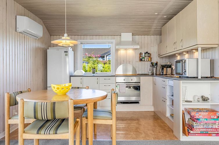 Vakantiehuis "Raymond" - 175m from the sea