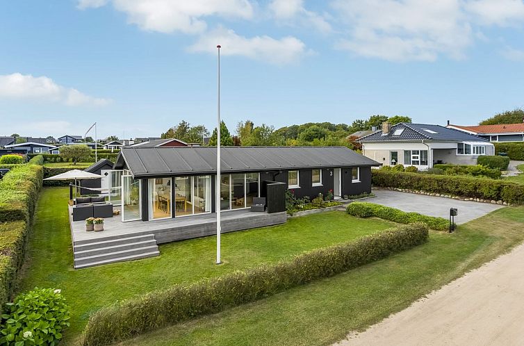 Vakantiehuis "Hubertina" - 75m from the sea