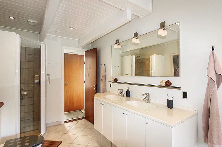 Vakantiehuis "Rise" - 250m from the sea