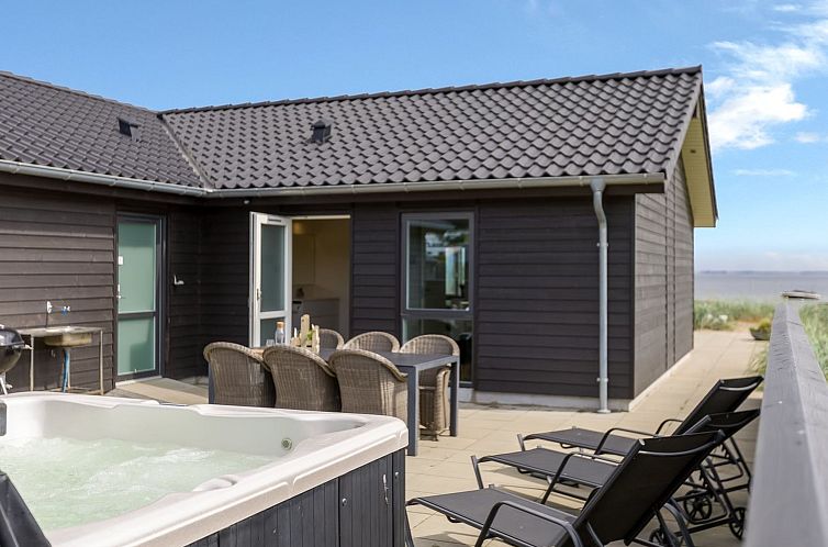 Vakantiehuis "Eino" - 30m from the sea