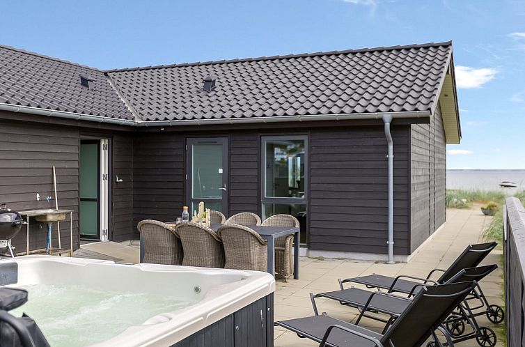 Vakantiehuis "Eino" - 30m from the sea