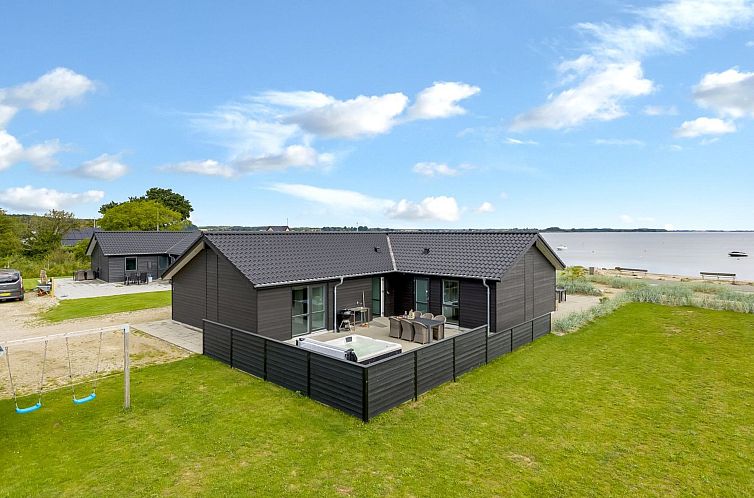 Vakantiehuis "Eino" - 30m from the sea