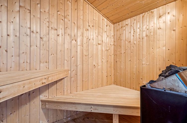 Vakantiehuis "Eljena" - 700m from the sea