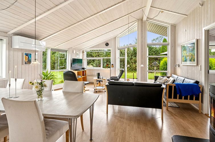 Vakantiehuis "Eljena" - 700m from the sea