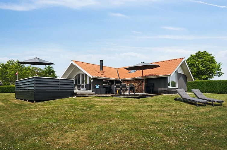 Vakantiehuis "Bessi" - 200m from the sea