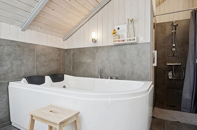 Vakantiehuis "Bessi" - 200m from the sea