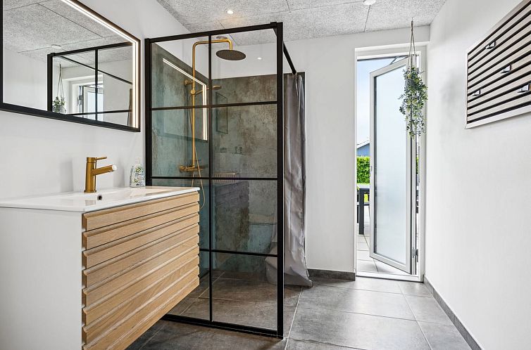 Vakantiehuis "Danika" - 650m from the sea