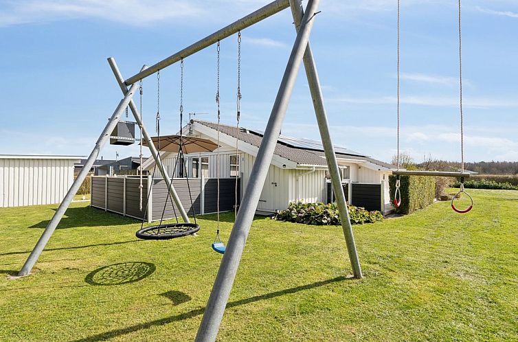 Vakantiehuis "Tjakko" - 700m from the sea