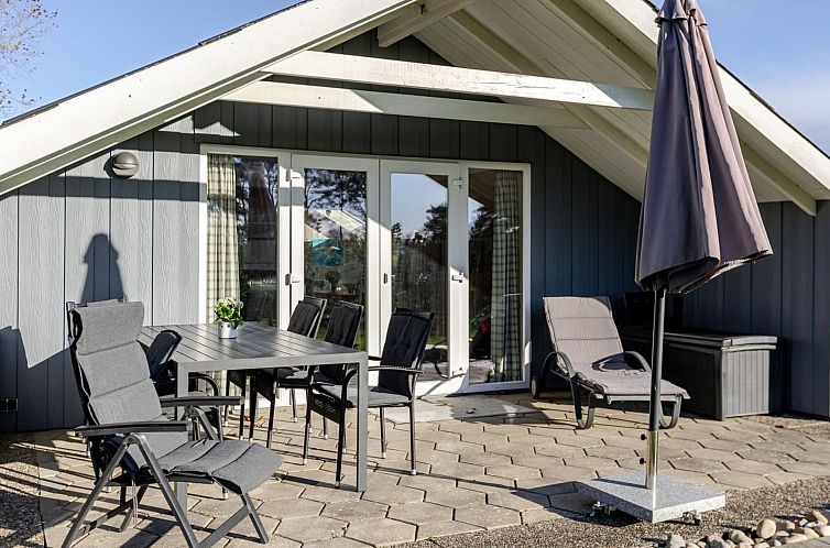 Vakantiehuis "Tjakko" - 700m from the sea