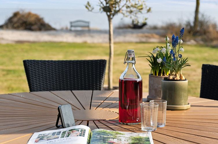 Vakantiehuis "Viveke" - 10m from the sea