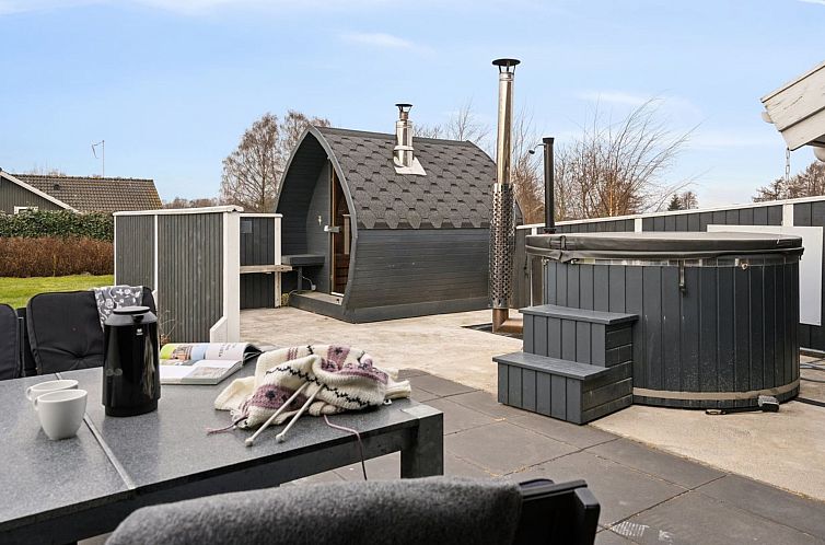 Vakantiehuis "Akira" - 250m from the sea