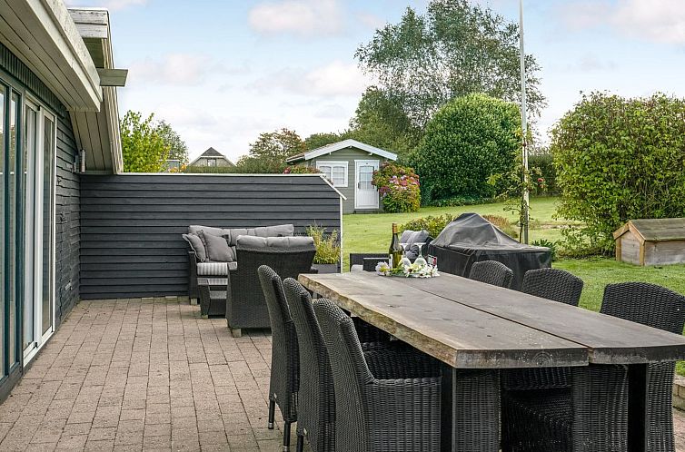 Vakantiehuis "Lyly" - 100m from the sea