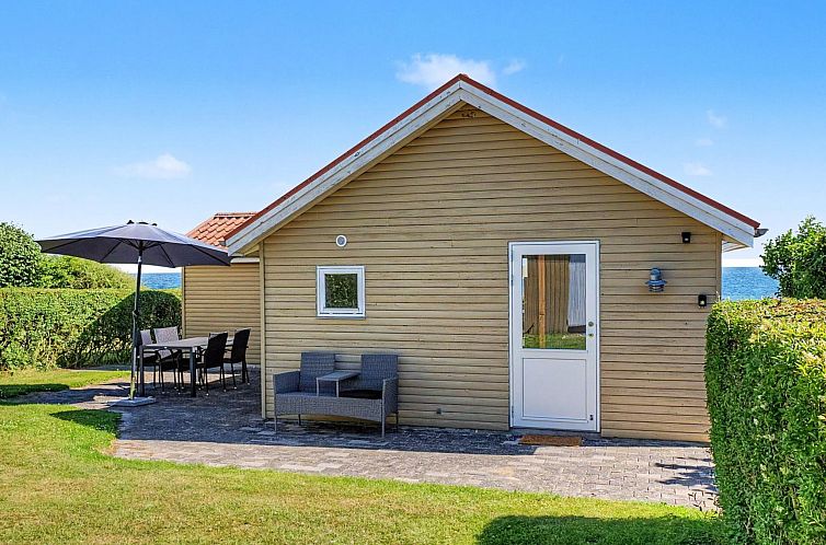 Vakantiehuis "Astrath" - 10m from the sea