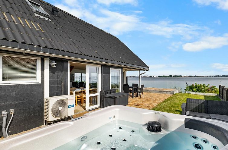 Vakantiehuis "Yngvy" - 10m from the sea