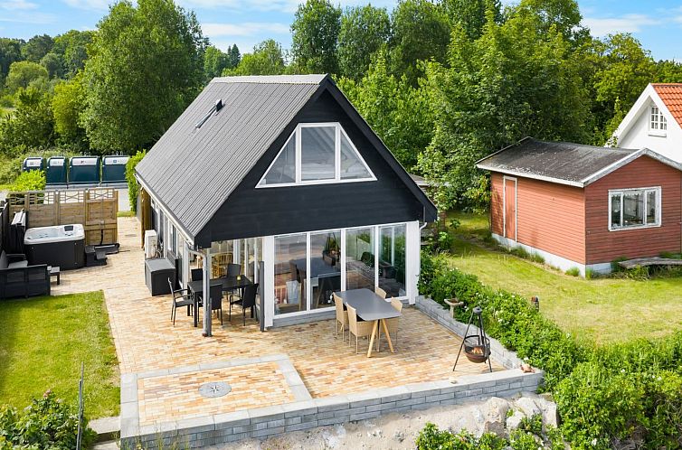 Vakantiehuis "Yngvy" - 10m from the sea