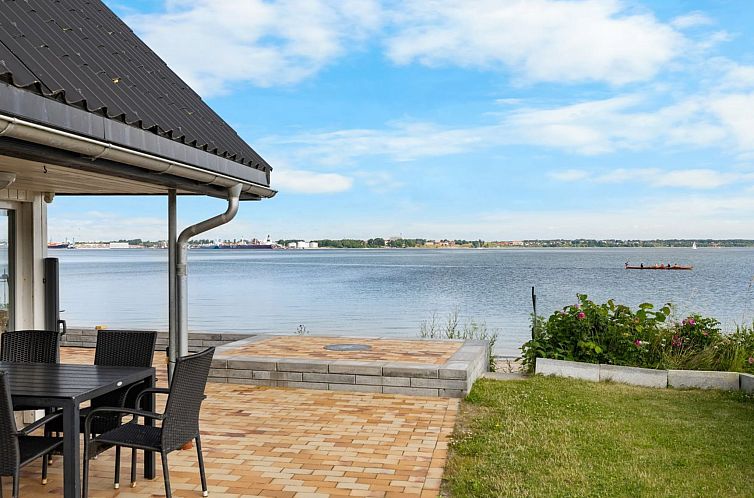 Vakantiehuis "Yngvy" - 10m from the sea