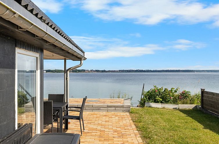 Vakantiehuis "Yngvy" - 10m from the sea