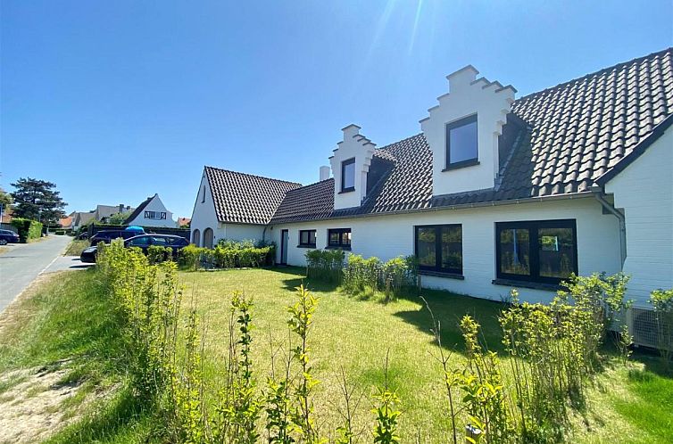 Petunias Deluxe vacation home in Sint-Idesbald, West Flanders, with sunny garden and traditional architecture for a relaxing stay.