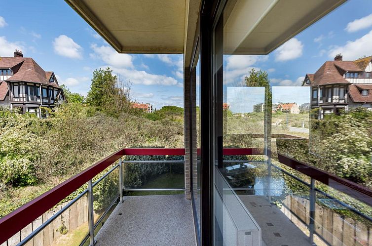 Gemuetliches Wohnzimmer im Ferienhaus Aubepine premier, Sint-Idesbald, Westflandern mit Licht und Blick auf die gruene Umgebung.