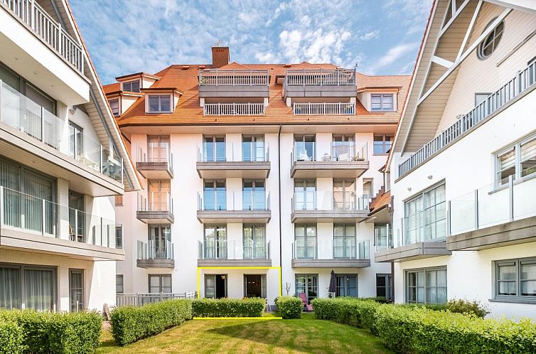 LeVillage Ferienhaus in Sint-Idesbald, Westflandern, umgeben von gruenen Gaerten und moderner Architektur.