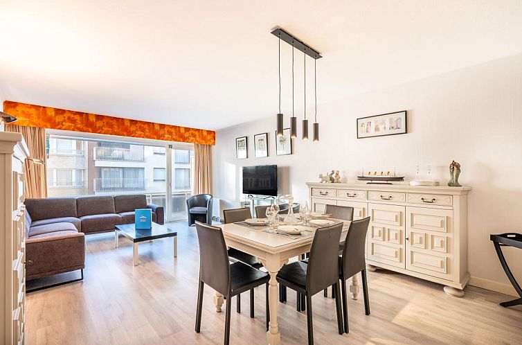 Stilvolles Wohnzimmer des Ferienhauses Permieres Loges in Sint-Idesbald, Westflandern, mit moderner Einrichtung und viel natuerlichem Licht.
